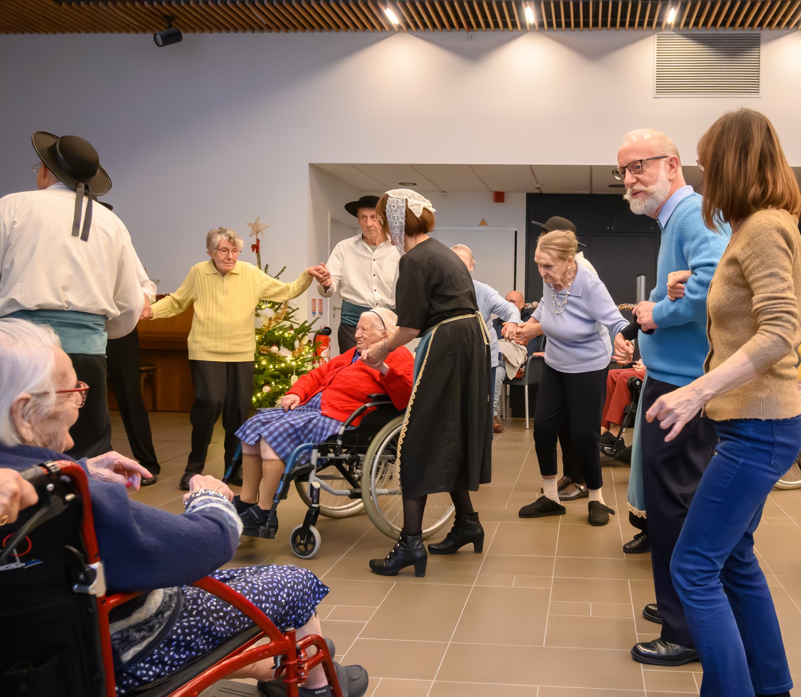 Personnes âgées qui dansent des danses bretonnes