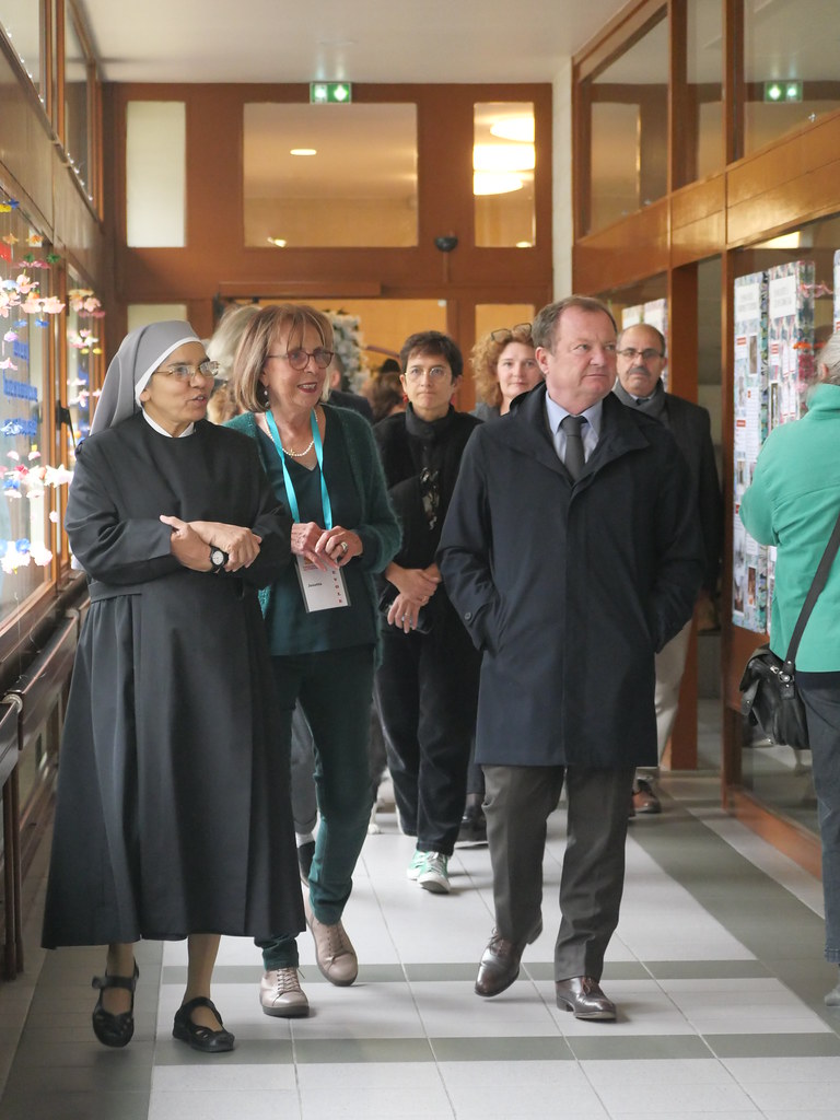 Petite sœurs avec des personnalités publiques