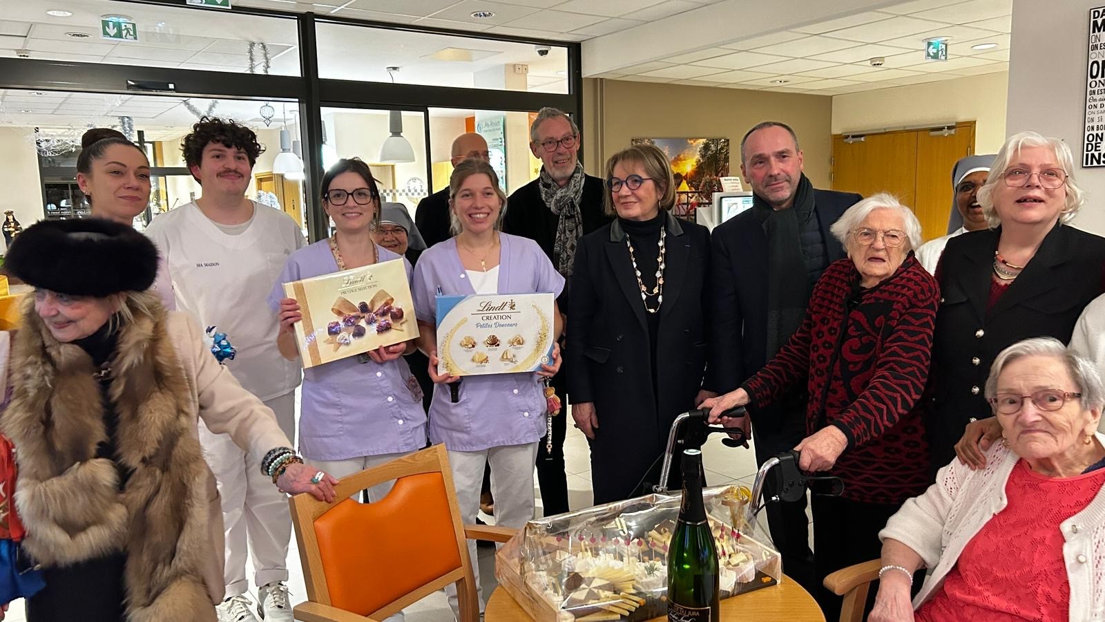 Le Prefet du Jura avec des personnes âgées, des membres du personnel de Ma Maison de Lons Le Saunier