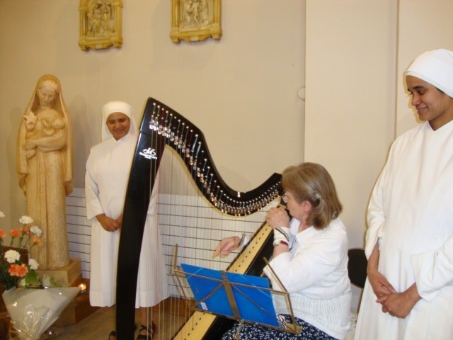 résidente jouant de la harpe