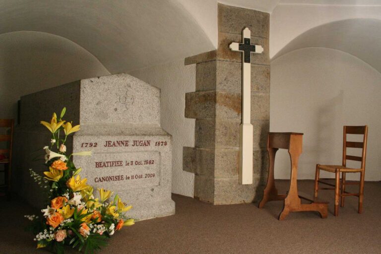 tombe de Jeanne Jugan dans la crypte de la chapelle de La Tour St Joseph