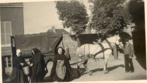 carte postale ancienne du retour de la quête avec le cheval et la cariolle