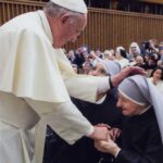 Pape François bénissant Sr Candide à Rome