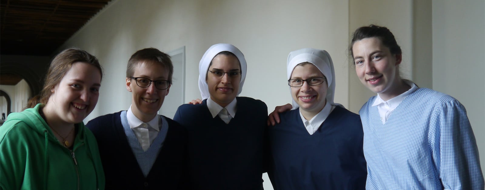 visages de deux novices, deux postulantes et une jeune fille