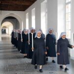 Petites soeurs en procession dans le grand couloir du noviciat