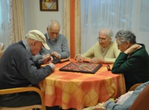 Résidents de Ma Maison de Paris Picpus jouant aux cartes