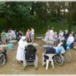 groupe de résidents dans le jardin