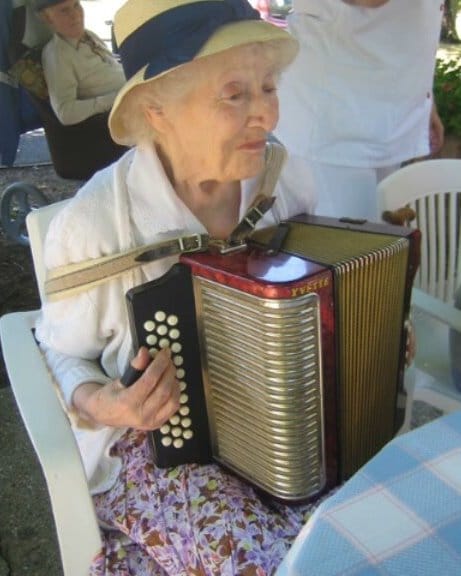 Une résidente jouant de l'accordéon