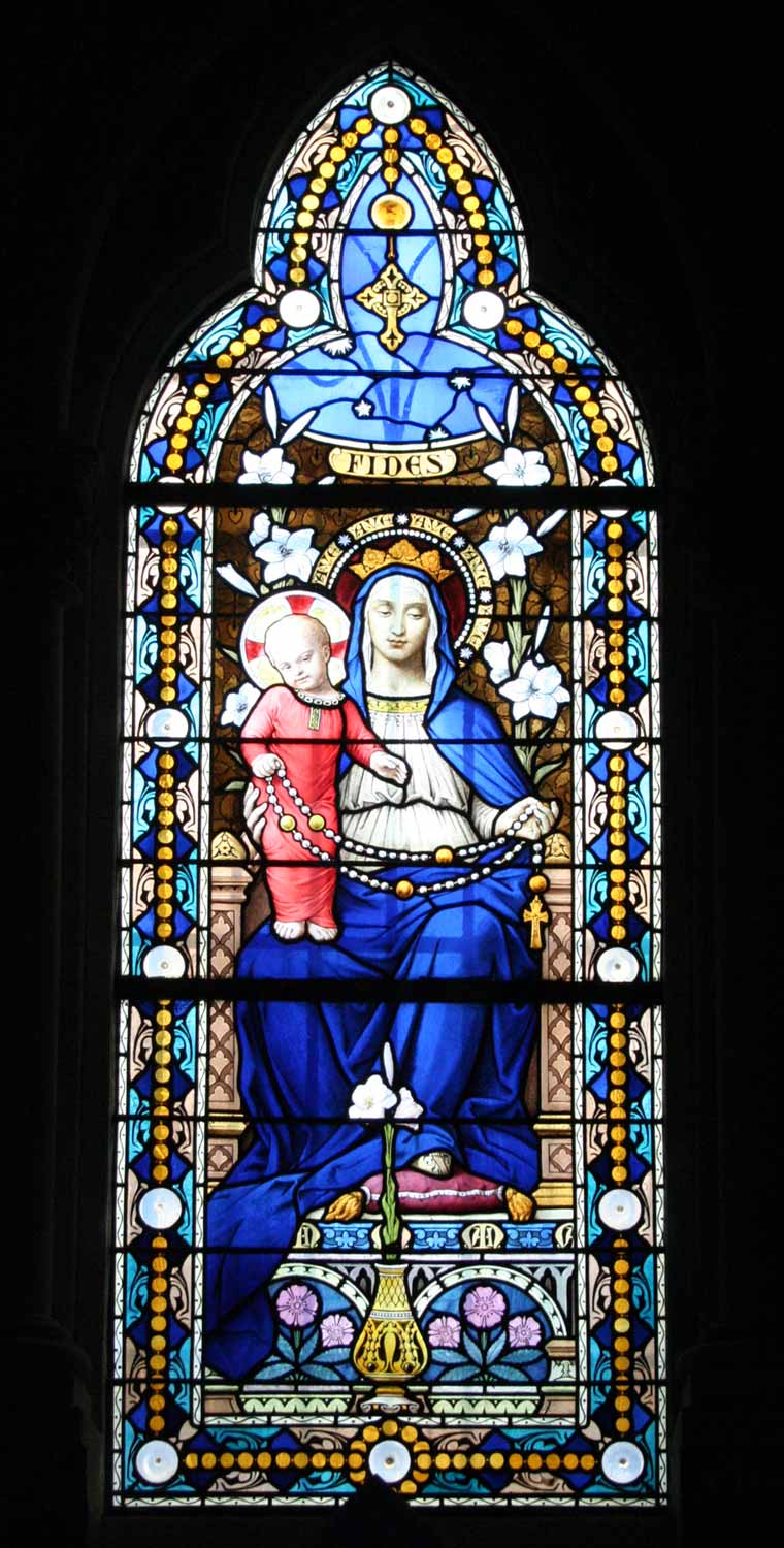 vitrail avec Vierge marie; enfant Jésus et le chapelet