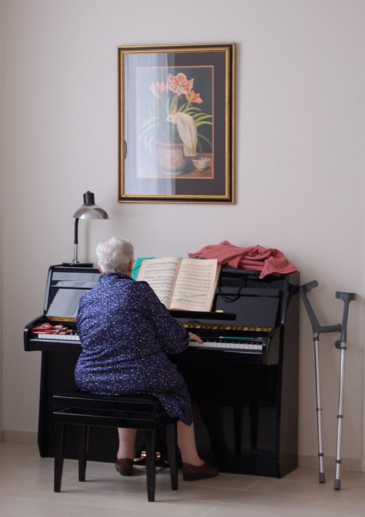 Résidente jouant au piano