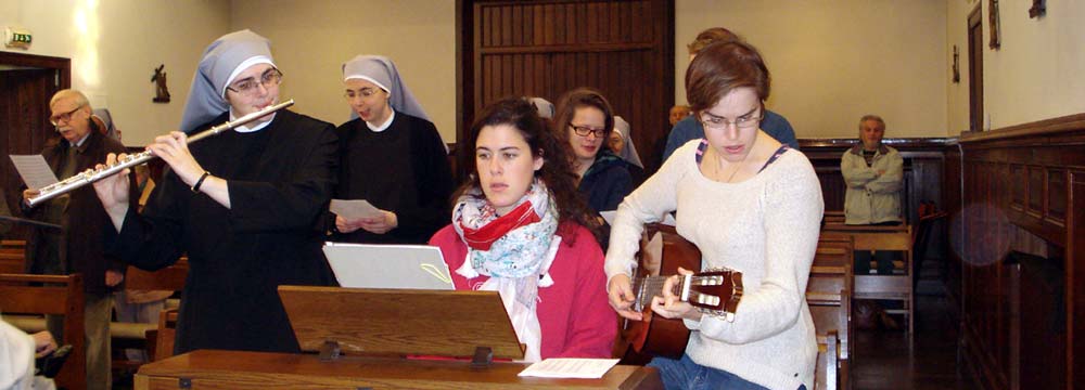 chorales avec instruments de jeunes filles et petites soeurs à la chapelle