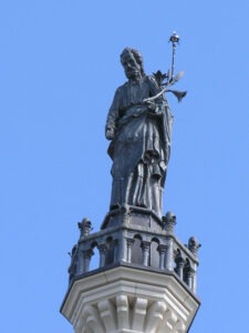 Statue de St Joseph sur le clocher de La Tour
