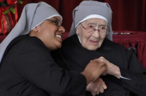 Notre Petite Sœur Madeleine de Ste Gertrude avec ses 80 ans de profession et bientôt 103 ans nous montre un bel exemple de joie.