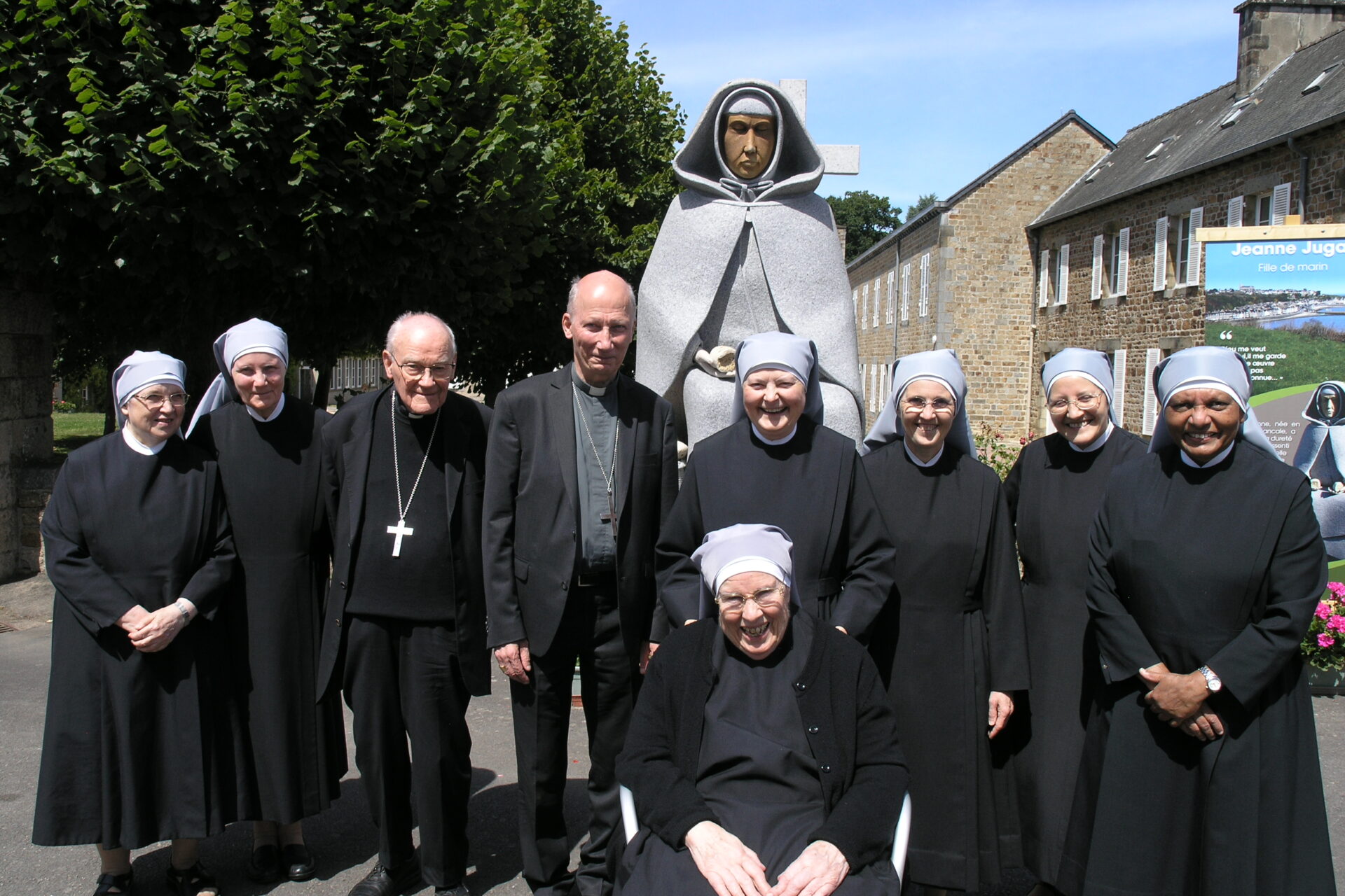 Mère générale et son Conseil, avec Mgr Marcus notre aumônier, et Mgr d’Ornellas, Archevêque de Rennes, venu pour donner une conférence 06/07/2022