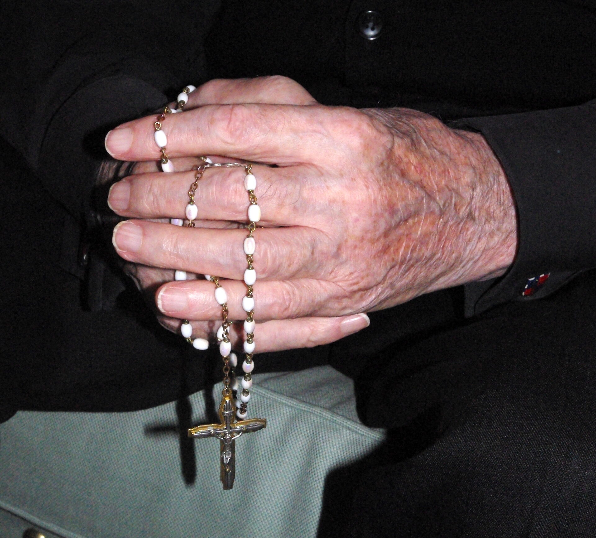 Londres St Peter'sPraying rosary hands