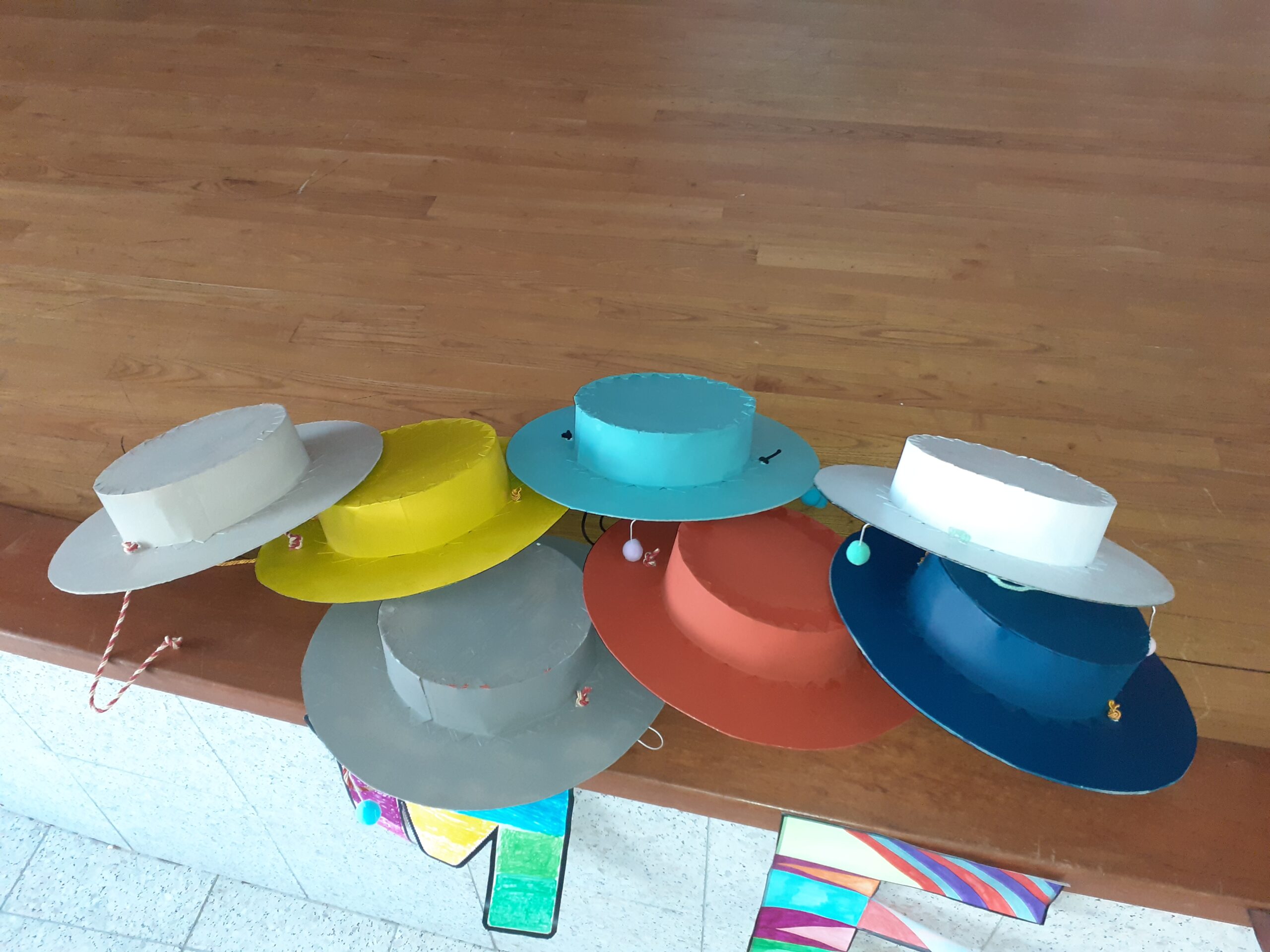 Chapeau de carnaval sur une scène