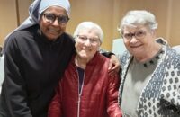 Petites Soeurs des Pauvres avec des personnes âgées
