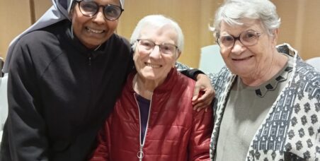 Petites Soeurs des Pauvres avec des personnes âgées
