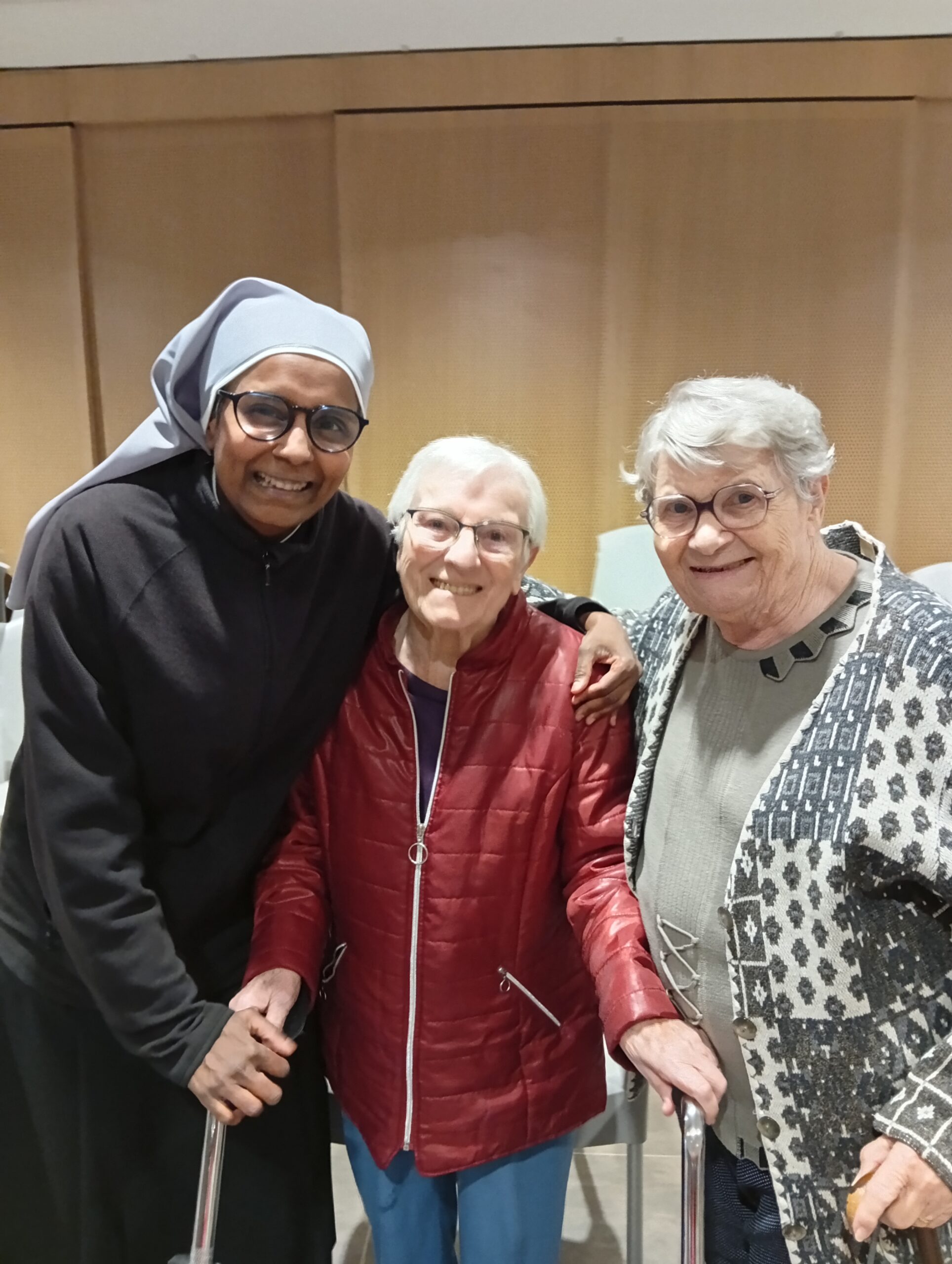 Petites Soeurs des Pauvres avec des personnes âgées