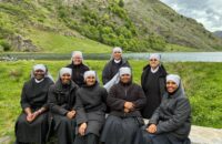 Rencontre de petites sœurs des pauvres à Argelès devant une montagne