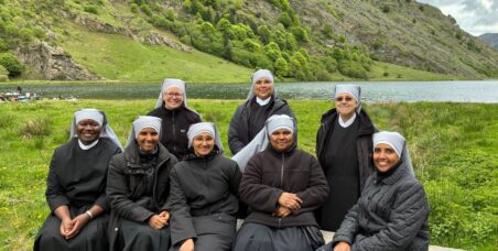 Rencontre de petites sœurs des pauvres à Argelès devant une montagne