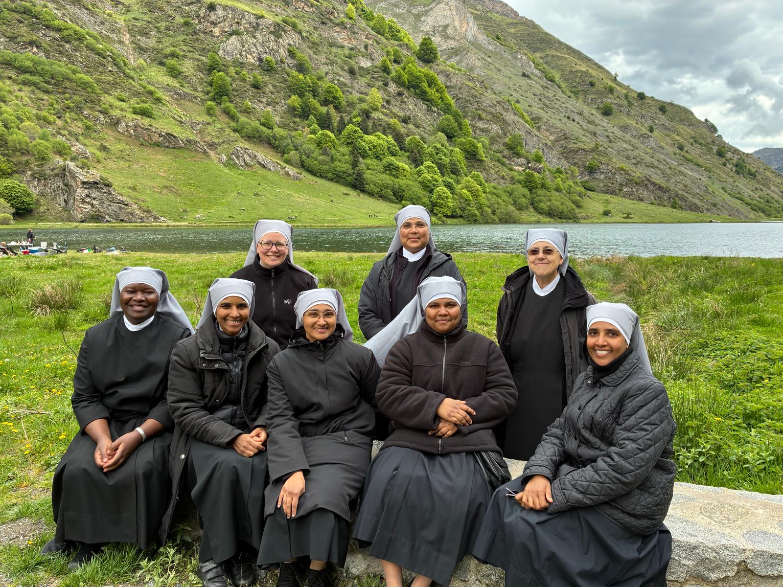 Rencontre de petites sœurs des pauvres à Argelès devant une montagne