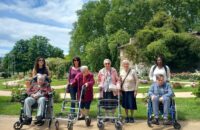 Personnes âgées qui se promènent dans un parc en fleurs à Lyon