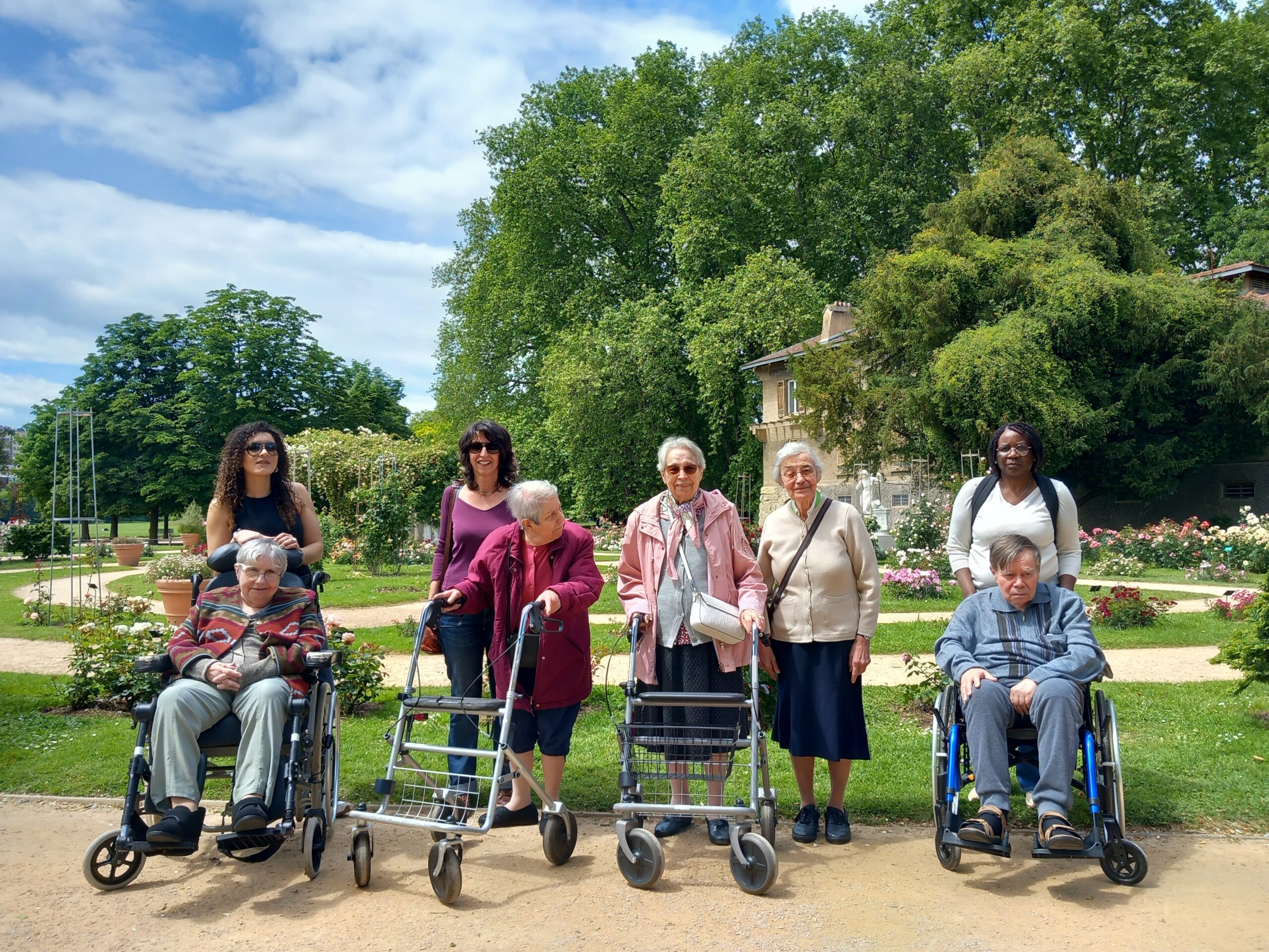 Personnes âgées qui se promènent dans un parc en fleurs à Lyon