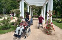 Personnes âgées qui se promènent dans un parc en fleurs