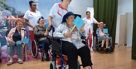 Personnes âgées pauvres qui font un défilé de Miss dans un ehpad