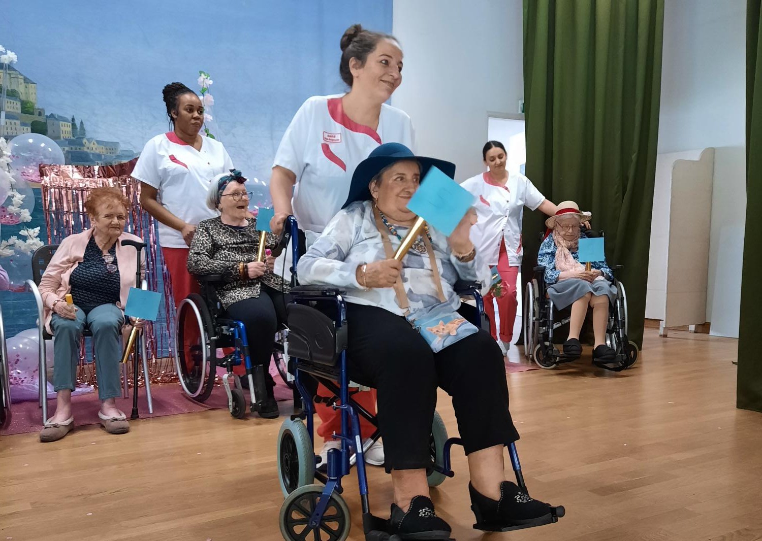 Personnes âgées pauvres qui font un défilé de Miss dans un ehpad