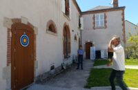 Personnes âgées pauvre qui tire au flèchette