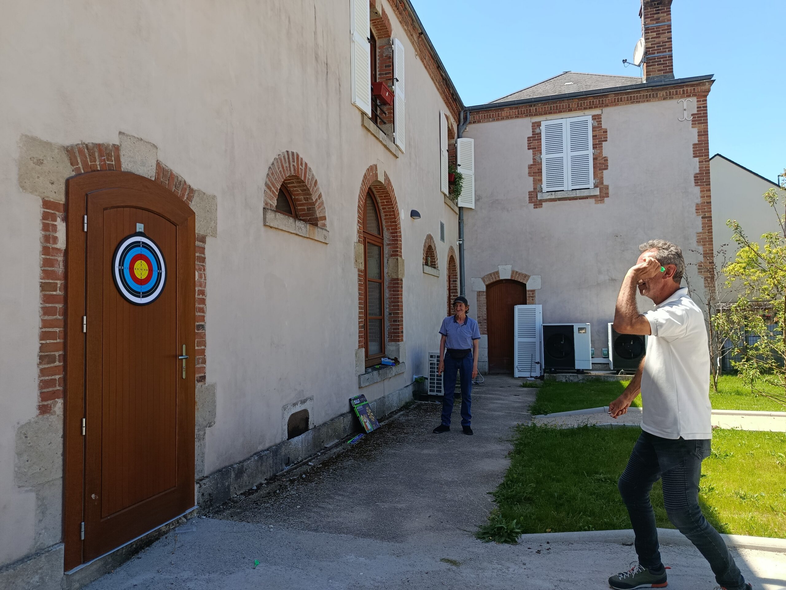 Personnes âgées pauvre qui tire au flèchette