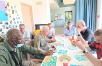 Personnes âgées pauvres qui font la fête