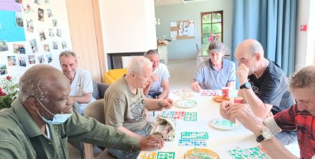 Personnes âgées pauvres qui font la fête