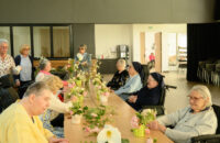 Personnes âgées pauvres qui font un atelier floral avec des petites soeurs des Pauvres