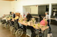 Personnes âgées pauvres qui font un atelier floral avec des petites soeurs des Pauvres