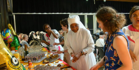 petites soeurs des pauvres qui fêtent les anniversaires des personnes âgées