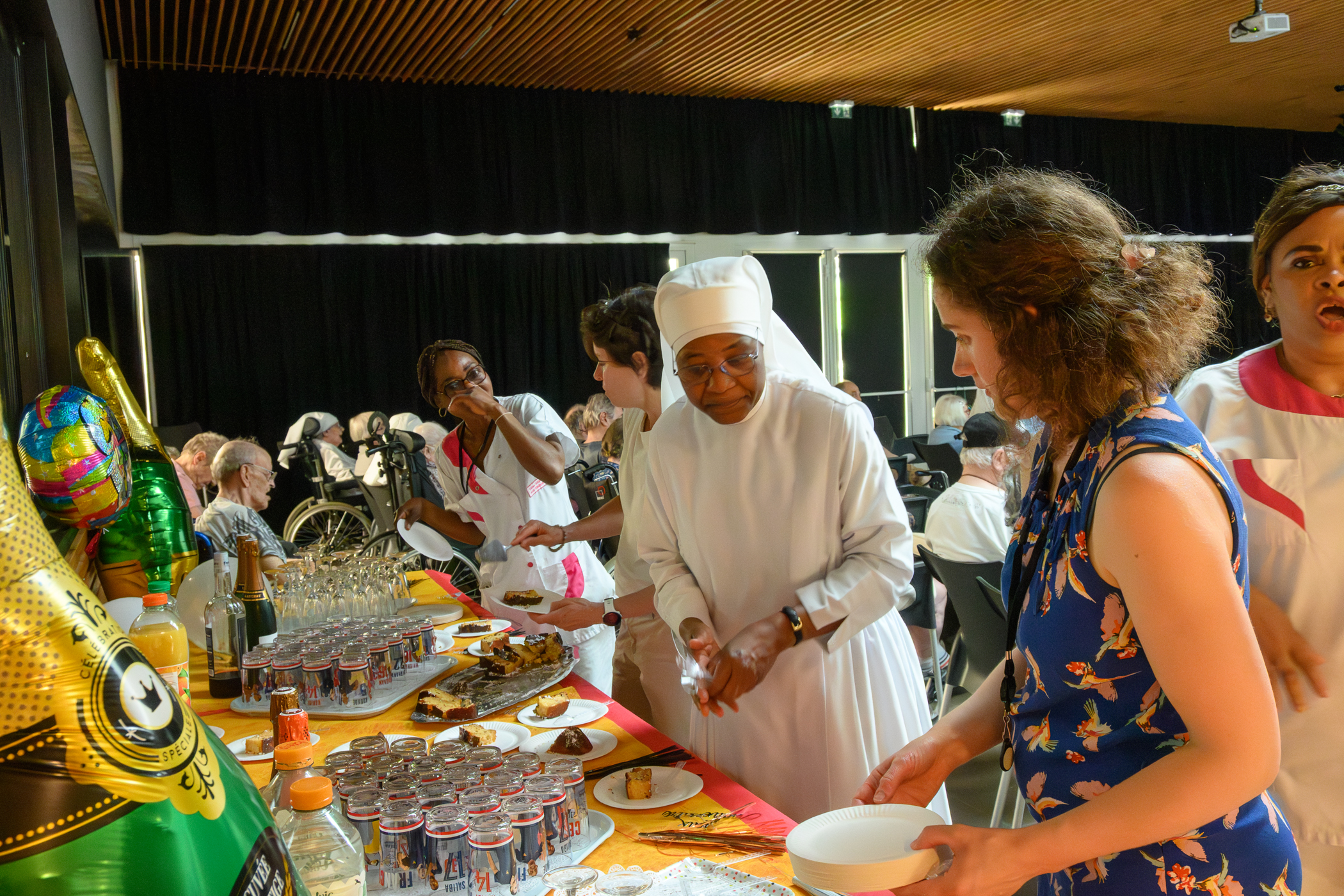 petites soeurs des pauvres qui fêtent les anniversaires des personnes âgées