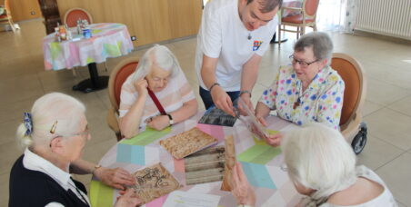 Personnes âges pauvresqui font un atelier sur la cathédrale de Lyon