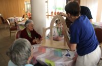 Personnes âges pauvresqui font un atelier sur la cathédrale de Lyon