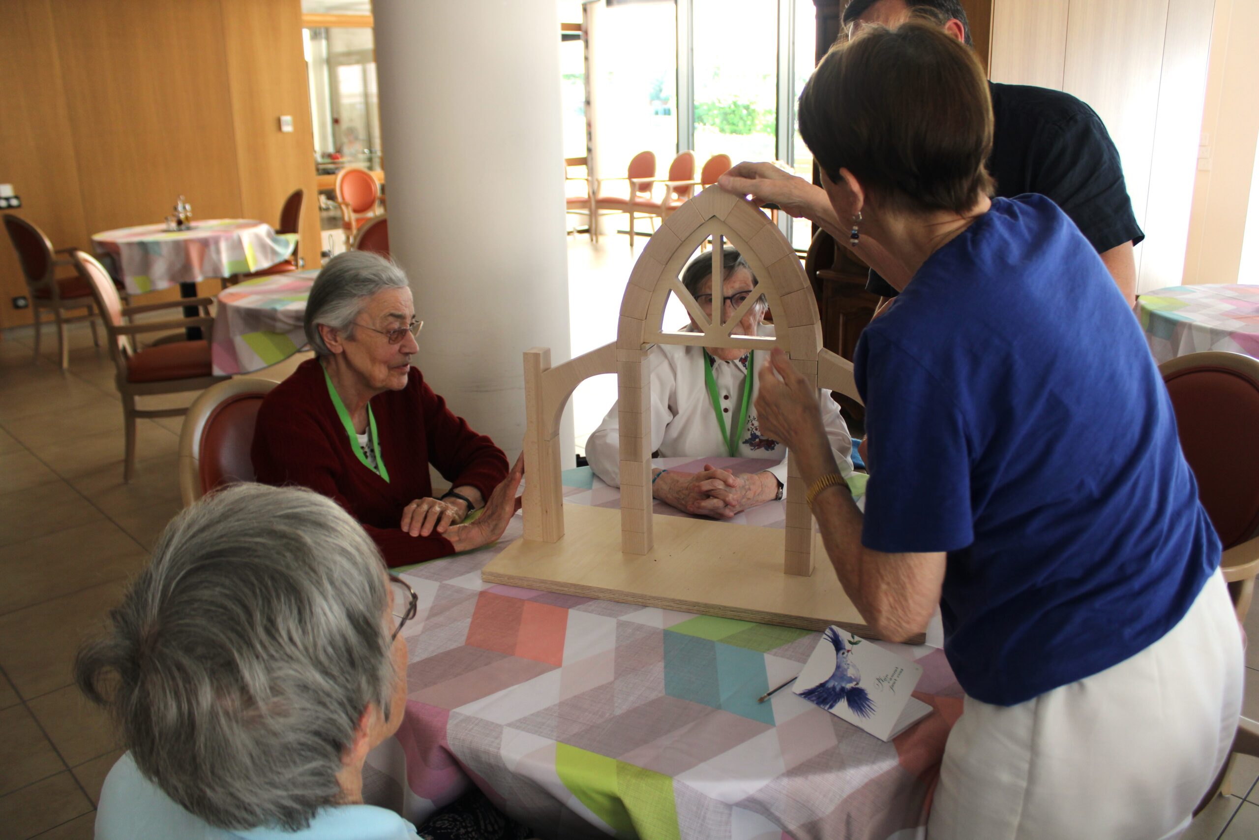 Personnes âges pauvresqui font un atelier sur la cathédrale de Lyon