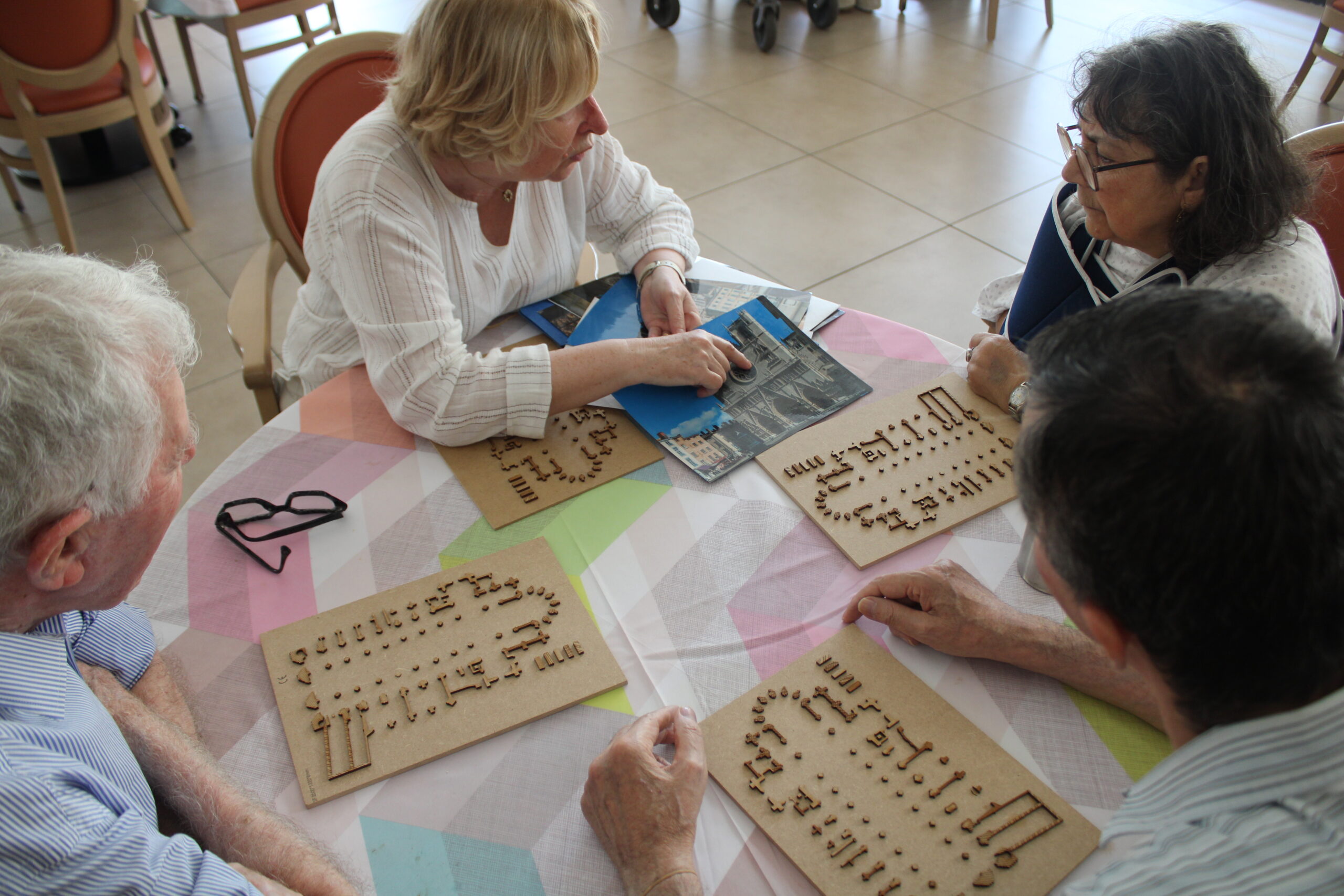Personnes âges pauvresqui font un atelier sur la cathédrale de Lyon