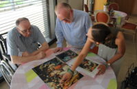 Personnes âges pauvresqui font un atelier sur la cathédrale de Lyon