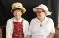 Personnes âgées avec des chapeaux d'époques qui posent pour une photo portrait