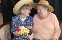 Personnes âgées avec des chapeaux d'époques qui posent pour une photo portrait