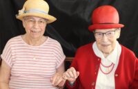 Personnes âgées avec des chapeaux d'époques qui posent pour une photo portrait
