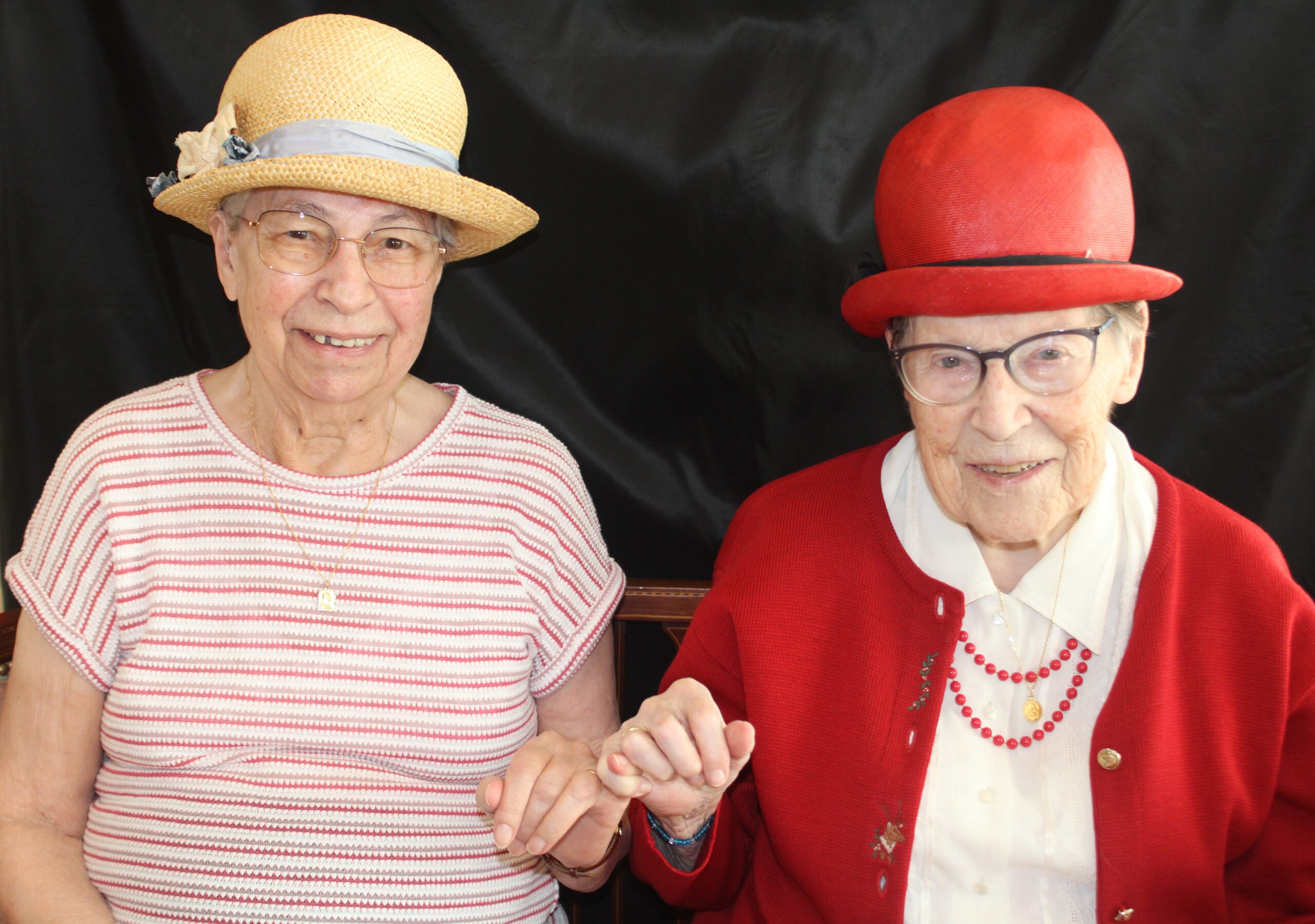 Personnes âgées avec des chapeaux d'époques qui posent pour une photo portrait