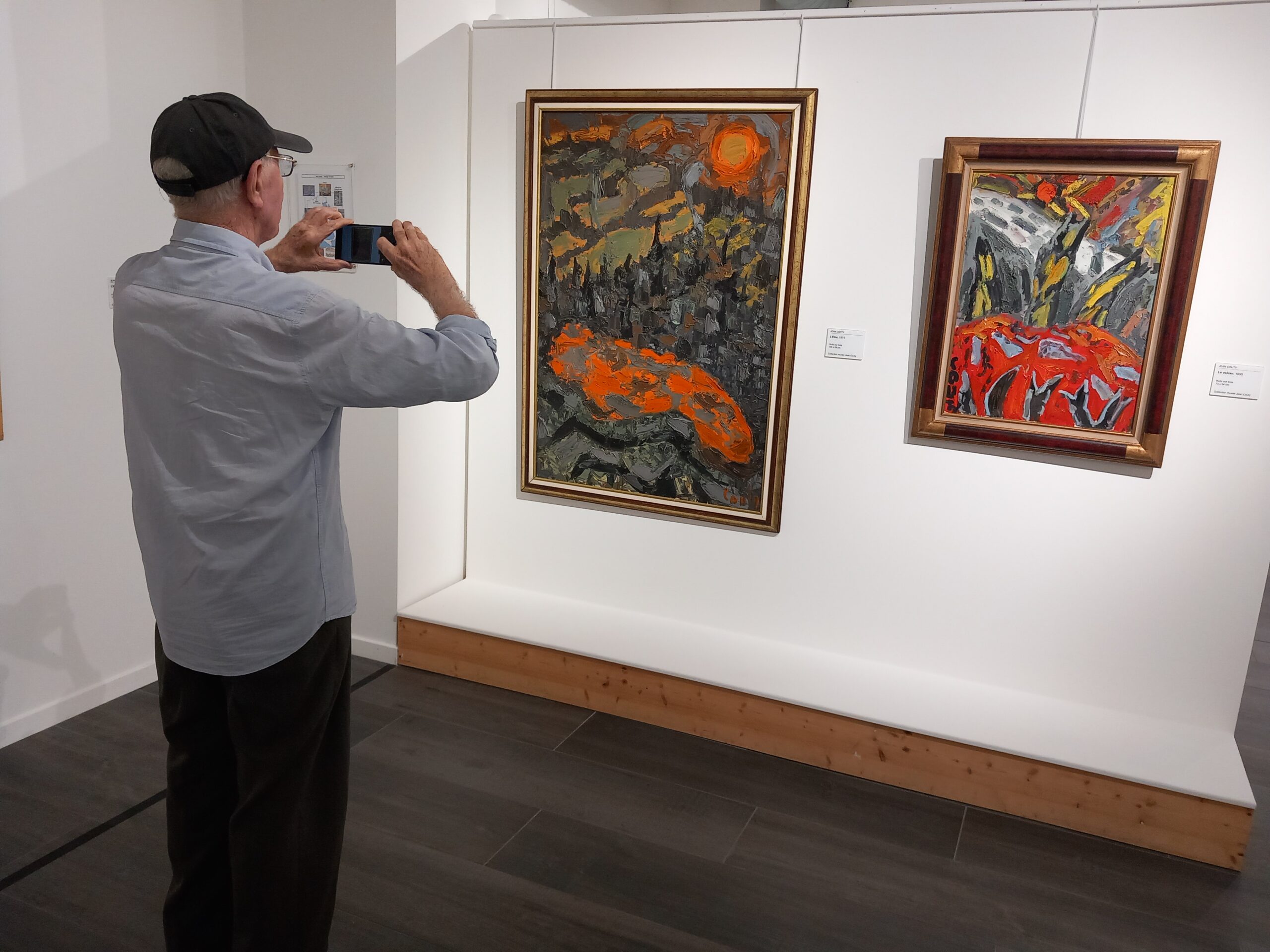 Personne âgée dans un musée qui regarde un tableau dans un musée