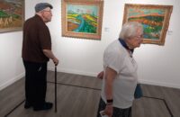 Personnes âgées dans un musée qui regarde un tableau dans un musée